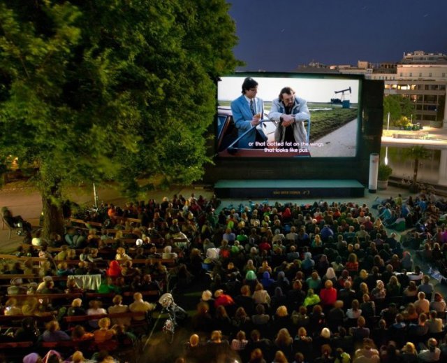 Цветният купол на храма стои висок.