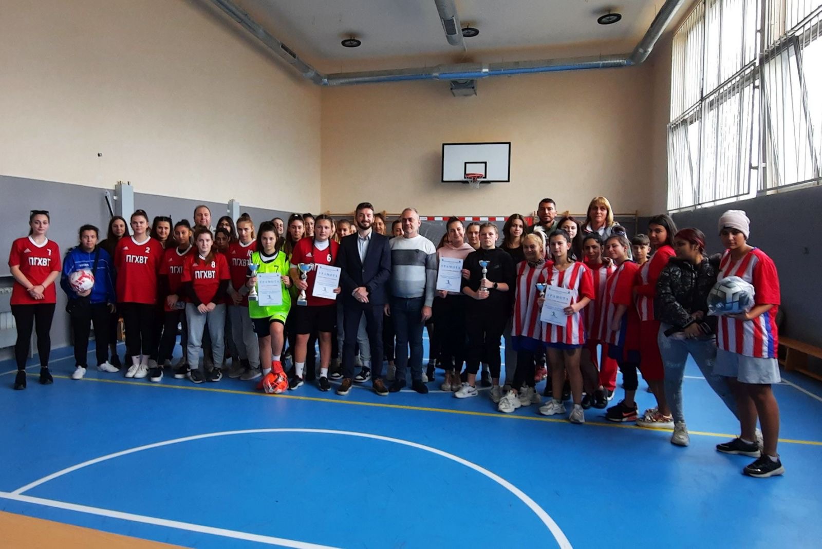 синьо и бяло лодка на вода